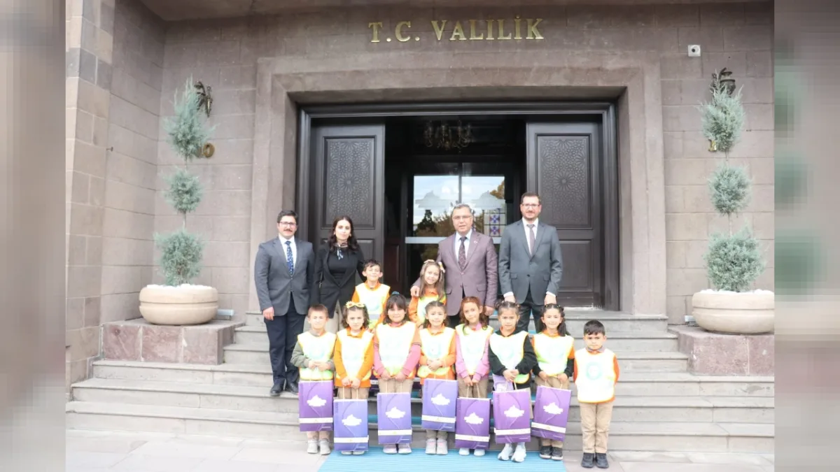 Minik Öğrencilerden Atık Kağıtlardan Hazırlanan Eserlerle Vali Aktaş’a Ziyaret