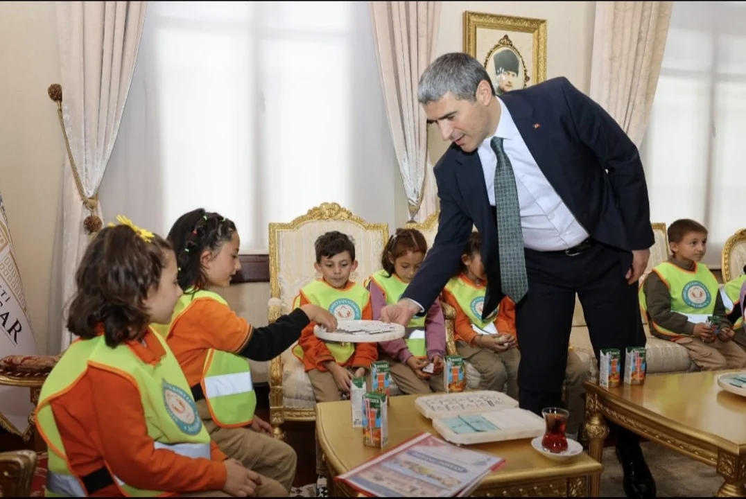 Minik Öğrencilerden Atık Kağıtlardan Hazırlanan Eserlerle Vali Aktaş'a Ziyaret - Detay Görsel 1