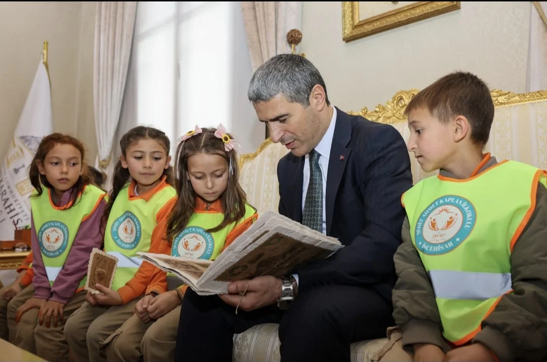 Minik Öğrencilerden Atık Kağıtlardan Hazırlanan Eserlerle Vali Aktaş'a Ziyaret - Detay Görsel 2