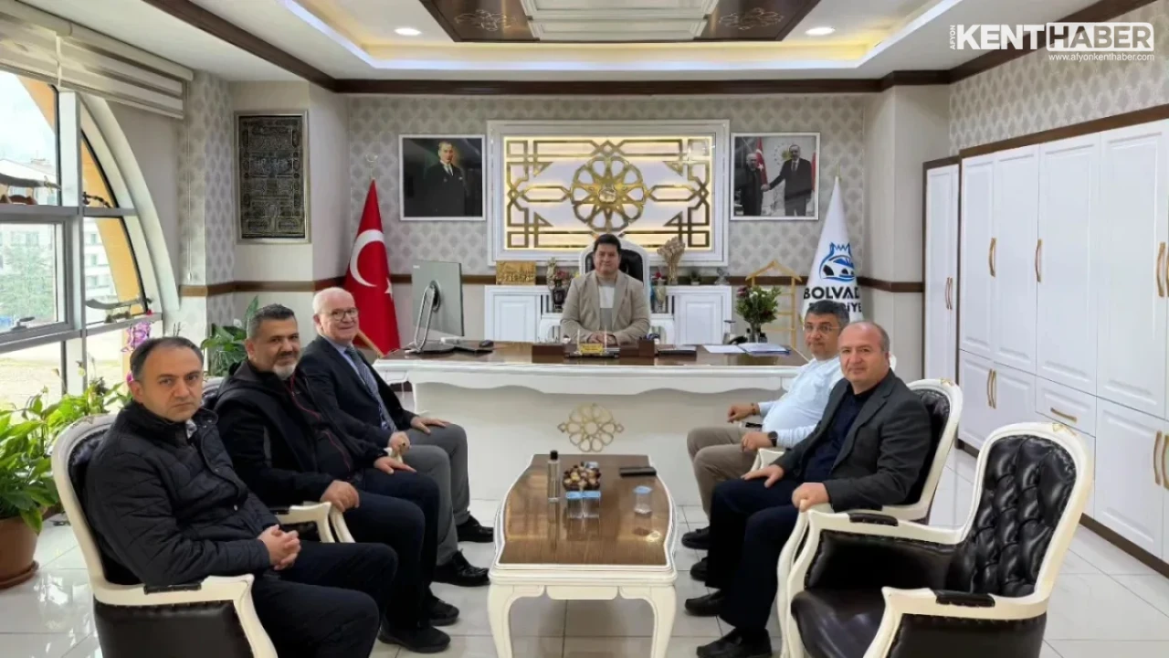Bolvadin MYO Yöneticilerinden Belediye Başkanı Derviş Aynacı’ya Makam Ziyareti