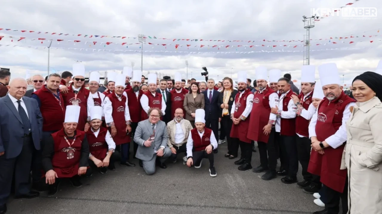 Afyonkarahisar Valisi Dr. Naci Aktaş 8. Gastro Afyon Festivali'nde Anadolu Sofrası'nı Ziyaret Etti - Detay Görsel 4