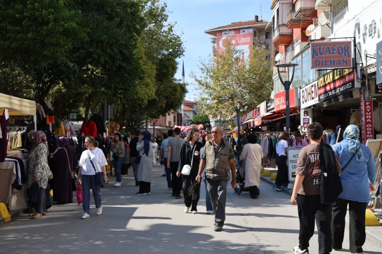 Gölcük Alışveriş Festivali Esnafa Can Suyu Oldu ve Ticareti Harekete Geçirdi - Detay Görsel 1