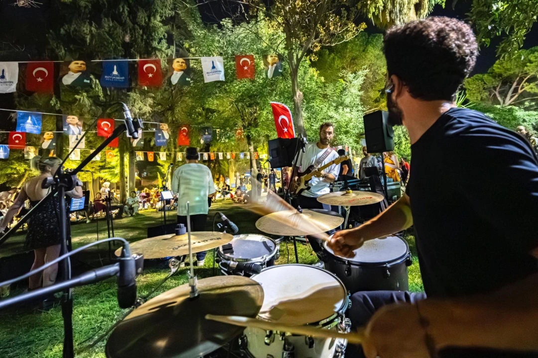 İzmir Büyükşehir Belediyesi’nden Parklarda Müzik Şöleni: Alternatif Park Konserleri Başladı