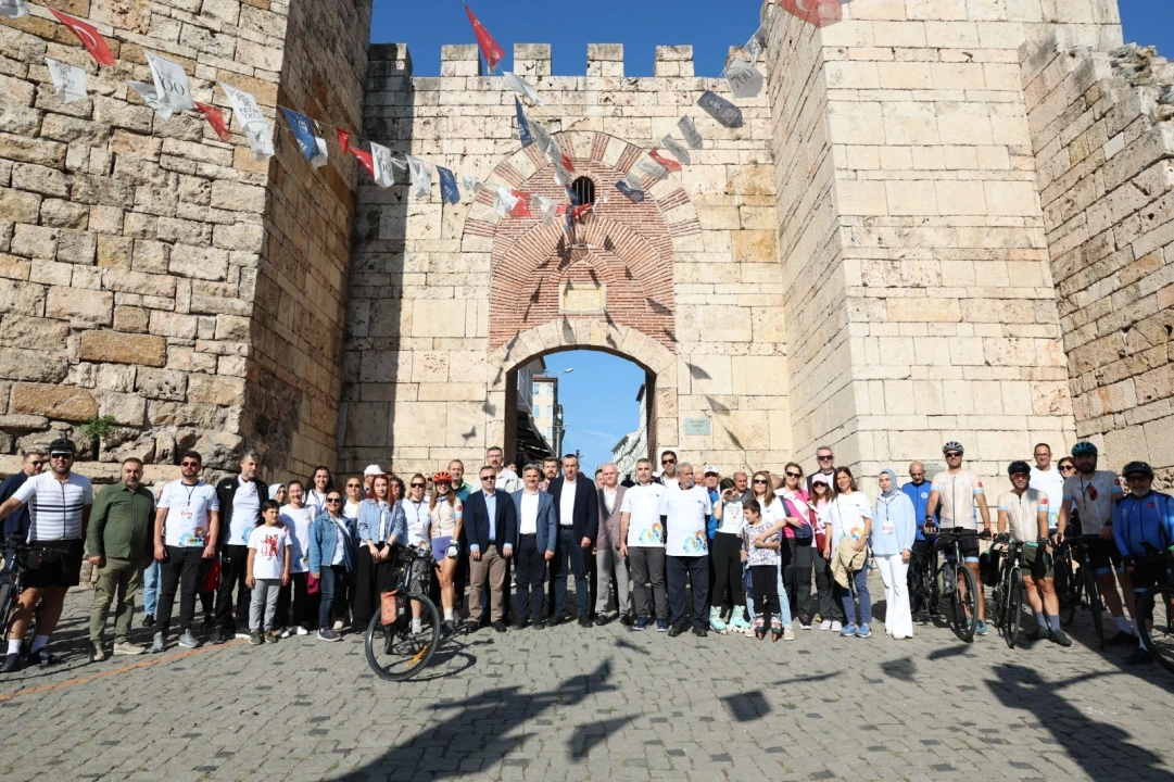 Bursa’da Tarihi Anlar: Atatürk Caddesi Araç Trafiğine Kapatıldı, Yayalar Caddeye Akın Etti