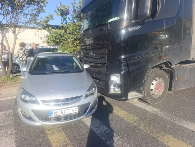 Düzce D-100 Karayolunda Korkutan Kaza: Tır ile Otomobil Çarpıştı Trafik Kilitlendi - Detay Görsel 2