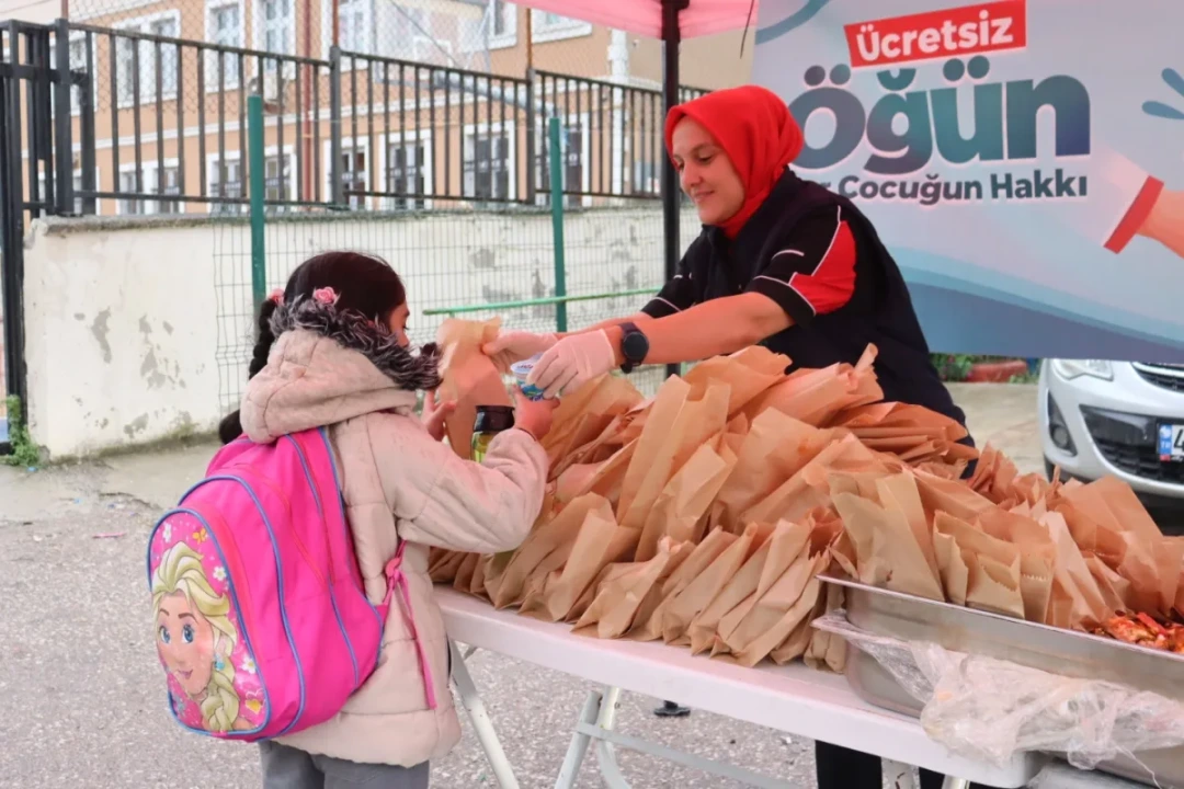 İzmit Belediyesi’nden Öğrencilere Sürpriz Beslenme Desteği: Pizza ve Ayran İkramı