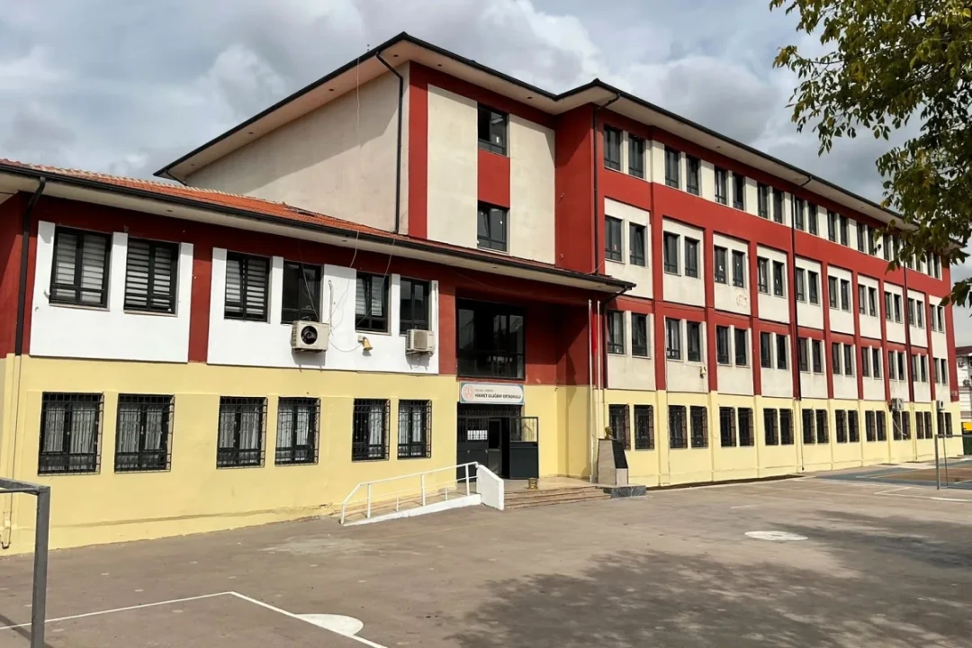 Kocaeli Büyükşehir Belediyesinden Okullara 7,3 Milyon Liralık Dev Boya Desteği
