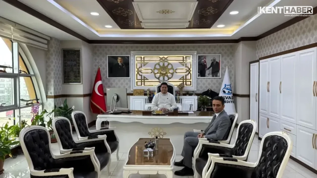Bolvadin Belediye Başkanı Derviş Aynacı’dan Kutsal Topraklardan Dönen Mali Hizmetler Müdürü Sevim’e Kabul