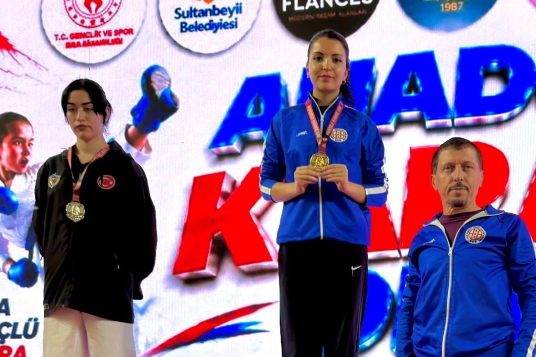İstanbul’daki Anadolu Karate Open Turnuvasında Meltem Şahin Kürsünün Zirvesine Çıkarak Şampiyonluk İlan Etti