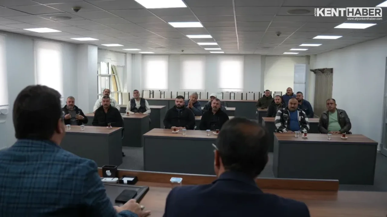 Bolvadin Belediye Başkanı Derviş Aynacı Temizlik Ekipleriyle İstişare ve Koordinasyon Toplantısında Bir Araya Geldi - Detay Görsel 2