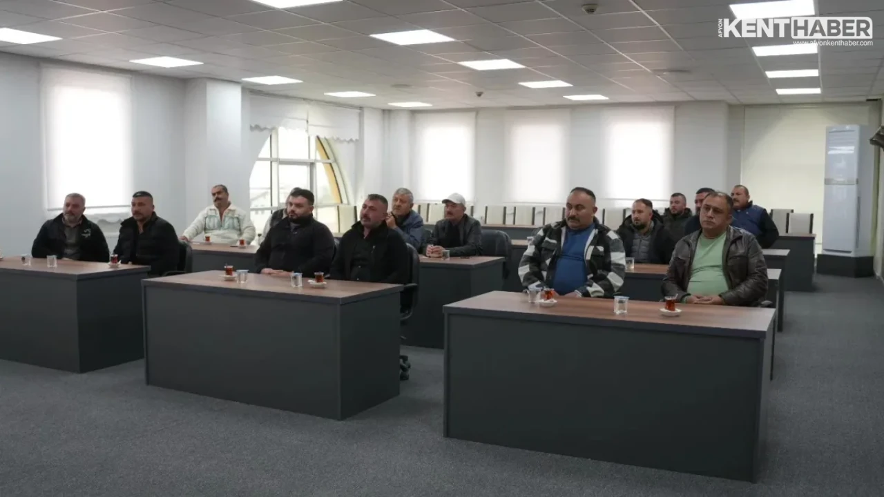 Bolvadin Belediye Başkanı Derviş Aynacı Temizlik Ekipleriyle İstişare ve Koordinasyon Toplantısında Bir Araya Geldi - Detay Görsel 4