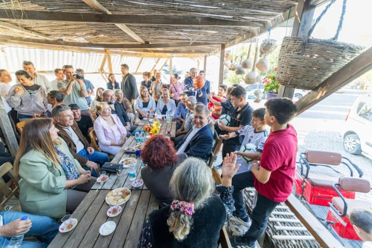 İzmir Büyükşehir Belediye Başkanı Cemil Tugay'dan Tepeboz'da Balıkçılara ve Çocuklara Müjde - Detay Görsel 2