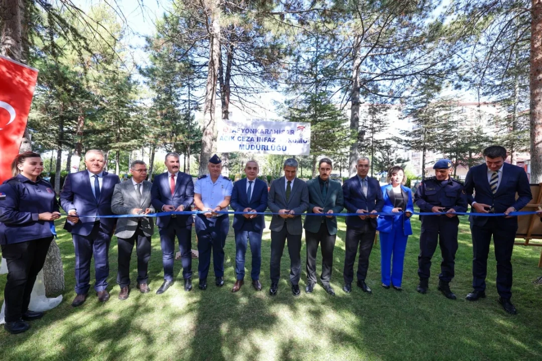 Afyonkarahisar Valisi Dr. Naci Aktaş'tan Dijital Adımlarla Özgürlük Sergisine Ziyaret - Detay Görsel 2