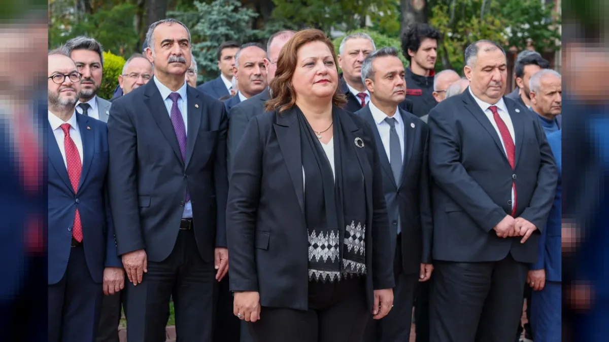 Afyonkarahisar’da 29 Ekim Coşkusu: Başkan Burcu Köksal Atatürk Anıtı’na Çelenk Sundu
