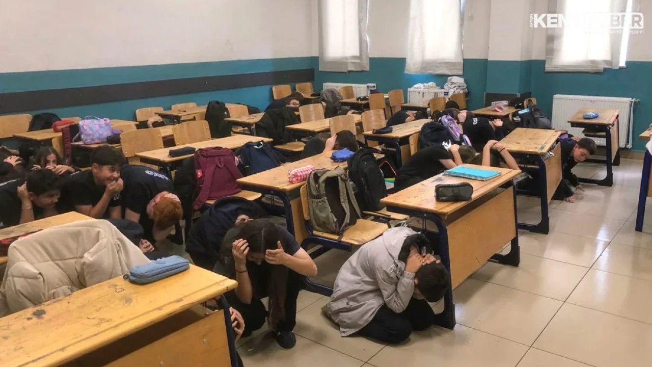 Afyonkarahisar Belediyesi'nden Ortaokullarda Kapsamlı Afet Bilinci ve Tatbikat Eğitimi - Detay Görsel 2