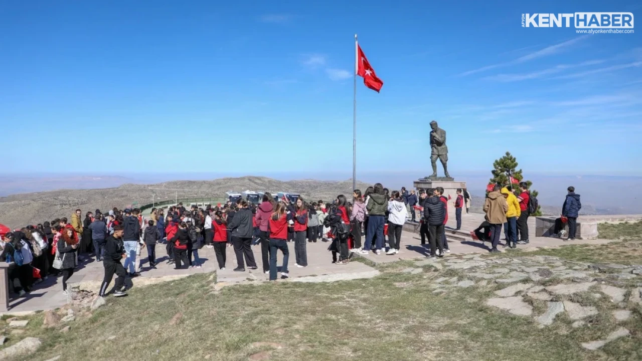 Afyonkarahisar Belediyesi'nden Öğrenciler İçin Zaferin İzinde Kocatepe Ziyareti - Detay Görsel 4