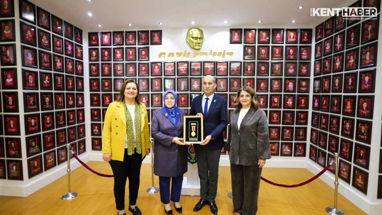 Afyonkarahisar Belediyesi'nden Şehit Aileleri ve Gaziler Derneği'ne Anlamlı Ziyaret - Detay Görsel 1