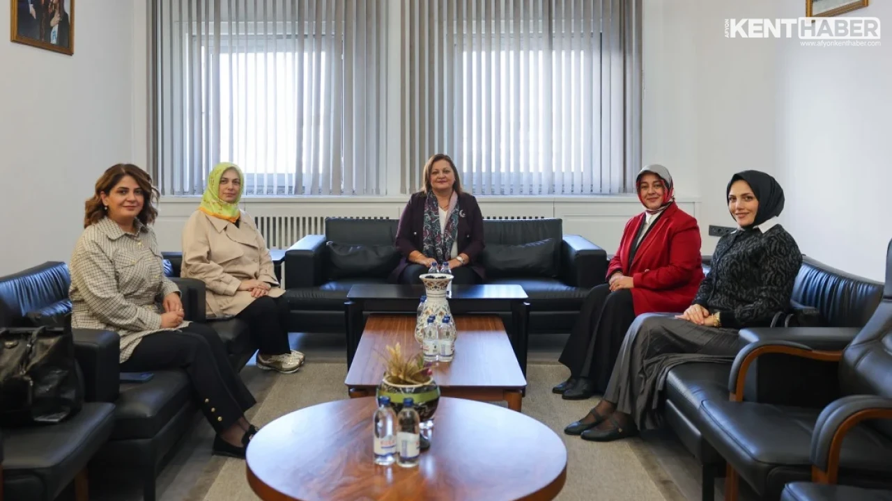 Afyonkarahisar Belediye Başkanı Burcu Köksal, AK Parti Kadın Kolları Heyetini Makamında Ağırladı