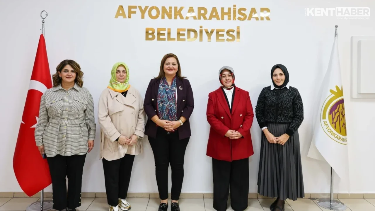 Afyonkarahisar Belediye Başkanı Burcu Köksal, AK Parti Kadın Kolları Heyetini Makamında Ağırladı - Detay Görsel 2