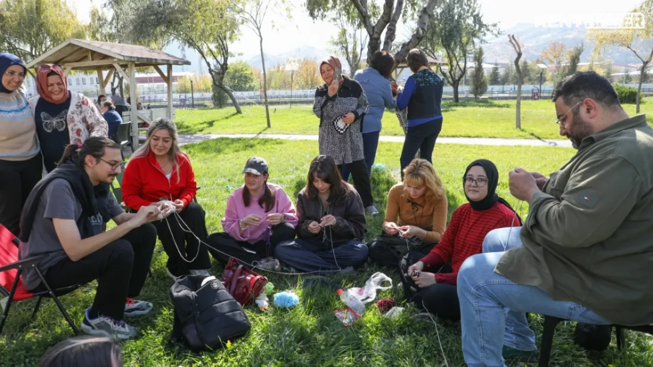 Afyonkarahisar Akarçay Kültür Parkı’nda Dayanışma ve Örgü Buluşması Gerçekleşti