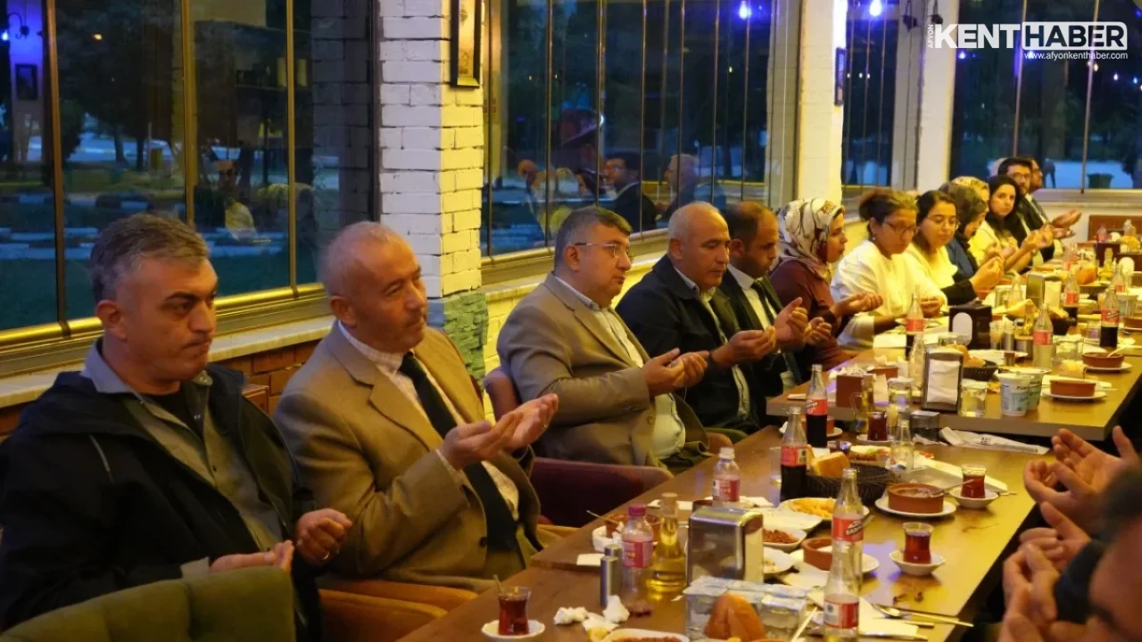 Bolvadin'de Vefa Gecesi: Yazı İşleri Müdürü Hasan Türkmen Emekliliğe Ayrıldı - Detay Görsel 4