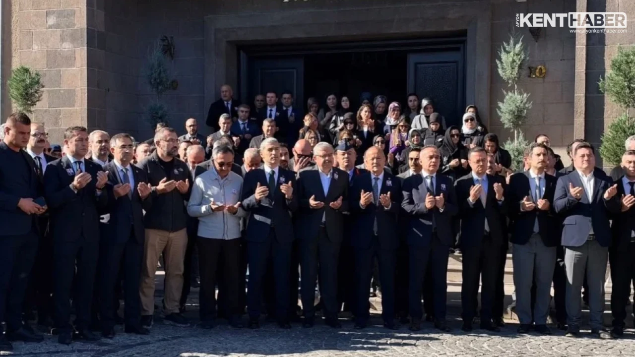 Bolvadin Belediye Başkanı Derviş Aynacı Vefat Eden Vali Yardımcısı İhsan Ayrancı'nın Cenaze Törenine Katıldı - Detay Görsel 3