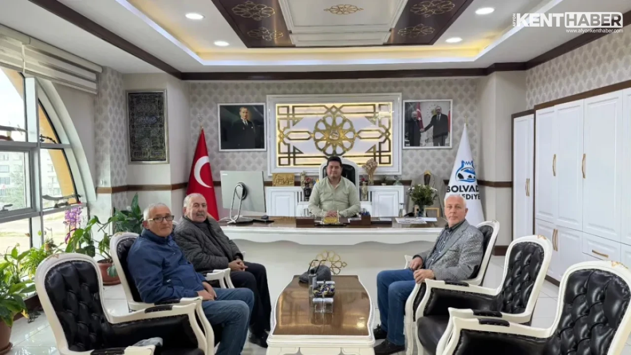 Bolvadin Belediye Başkanı Derviş Aynacı Makamında Misafirlerini Ağırladı