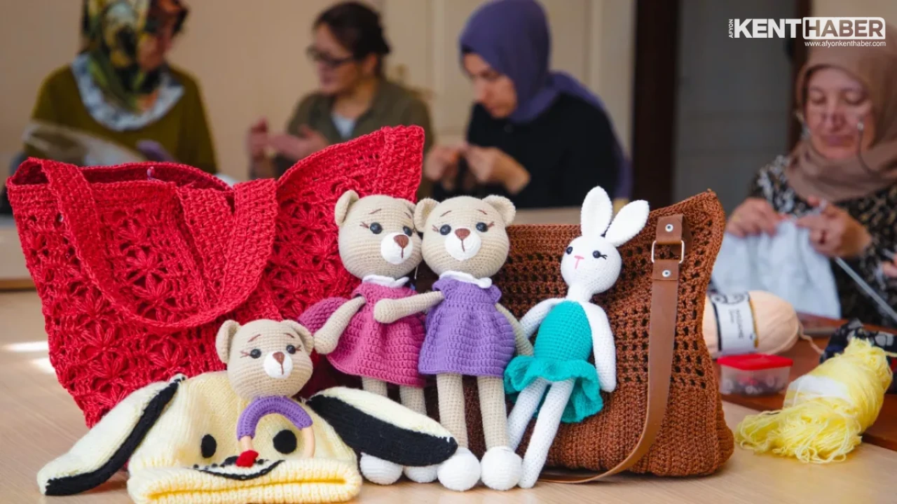 Afyonkarahisar Belediyesi Bilgi Evleri Kurslarıyla Kadınları Üretime Teşvik Ediyor