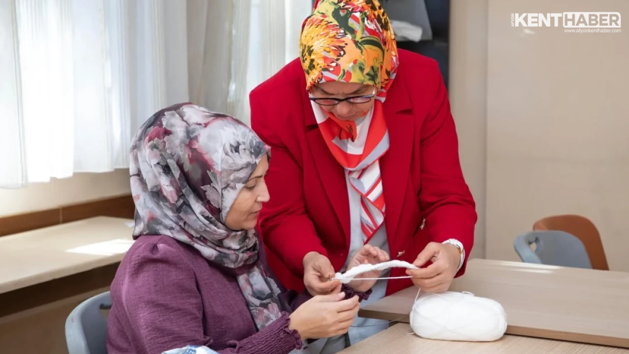 Afyonkarahisar Belediyesi Bilgi Evleri Kurslarıyla Kadınları Üretime Teşvik Ediyor - Detay Görsel 1