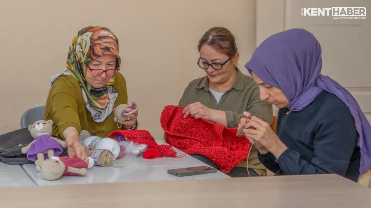 Afyonkarahisar Belediyesi Bilgi Evleri Kurslarıyla Kadınları Üretime Teşvik Ediyor - Detay Görsel 2