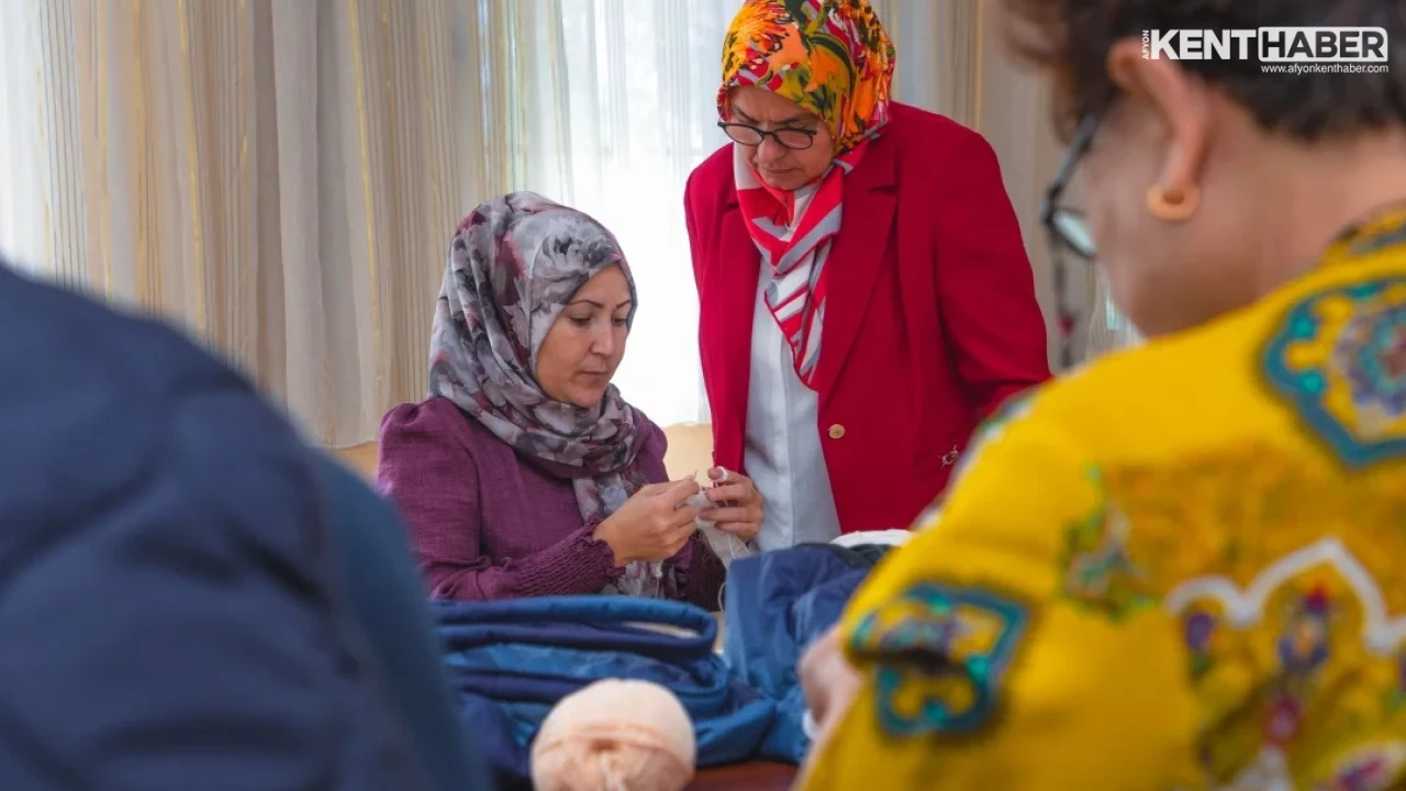 Afyonkarahisar Belediyesi Bilgi Evleri Kurslarıyla Kadınları Üretime Teşvik Ediyor - Detay Görsel 4