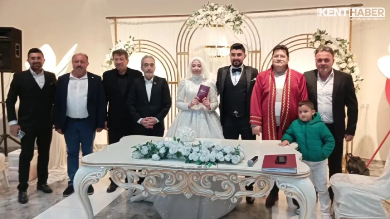 Bolvadin Belediye Başkanı Derviş Aynacı Cemile ve Ömer Faruk Çiftinin Nikahını Kıydı