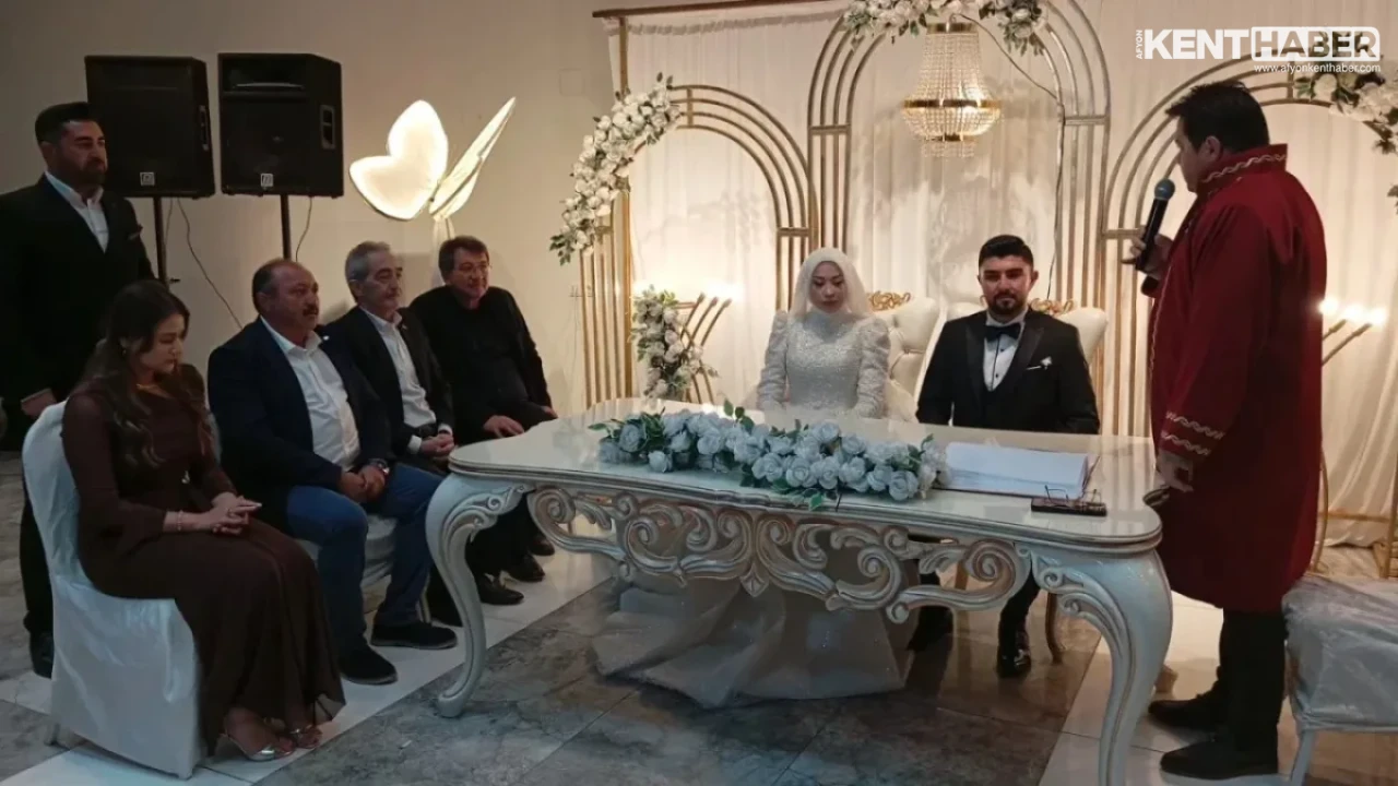 Bolvadin Belediye Başkanı Derviş Aynacı Cemile ve Ömer Faruk Çiftinin Nikahını Kıydı - Detay Görsel 2