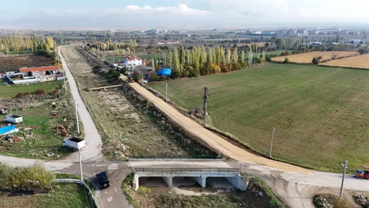 Bolvadin Belediyesi’nden Erkmen Mahallesi Harlak Mevkii’nde Asfalt Çalışması