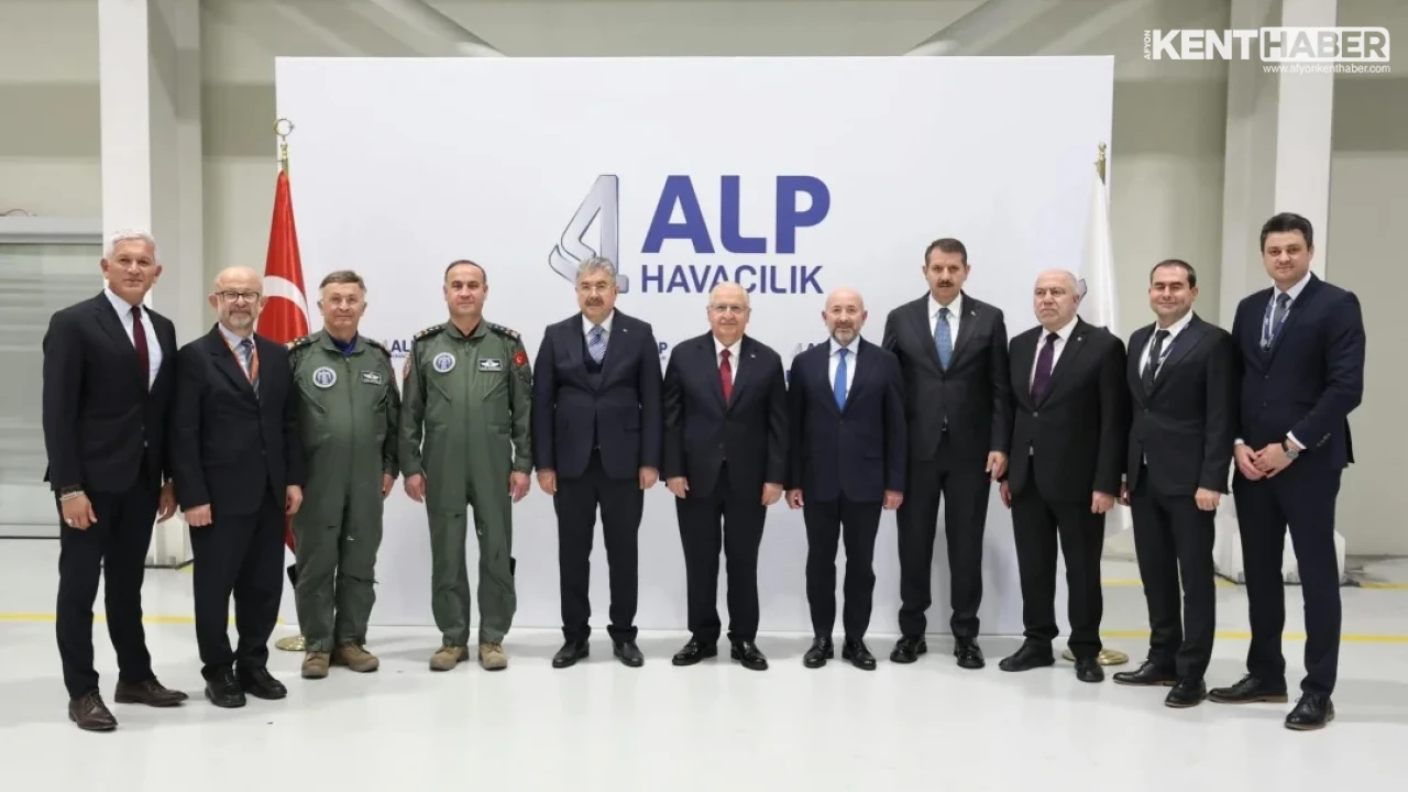 Millî Savunma Bakanı Yaşar Güler Eskişehir'de Alp Havacılığı Ziyaret Etti - Detay Görsel 3