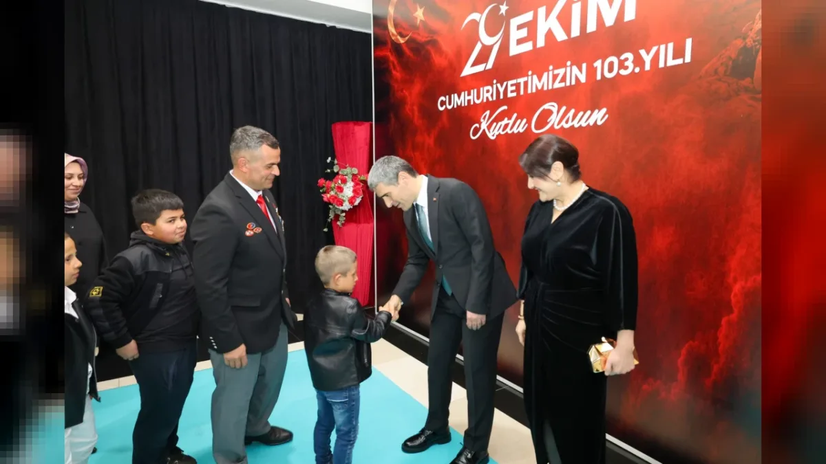 Afyonkarahisar’da Cumhuriyet Bayramı Kabul Töreni Coşkuyla Gerçekleştirildi
