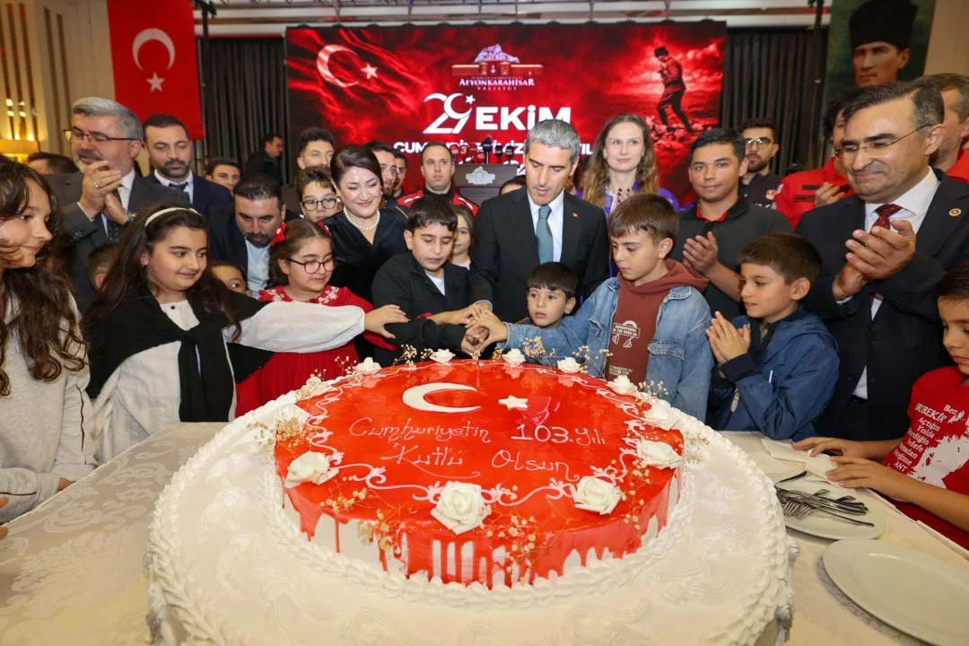 Afyonkarahisar'da Cumhuriyet Bayramı Kabul Töreni Coşkuyla Gerçekleştirildi - Detay Görsel 1