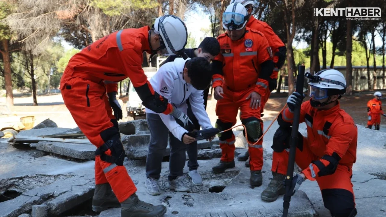 Millî Savunma Bakanlığı Kışlalarda Öğrencileri Ağırladı: Mehmetçikle Bir Gün Projesi - Detay Görsel 2