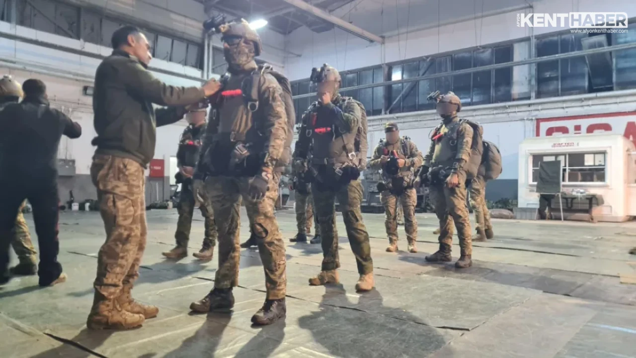 Çiğli’de Slovakya Özel Kuvvetleri İçin Askerî Serbest Paraşüt Atlayış Eğitimi İcra Ediliyor