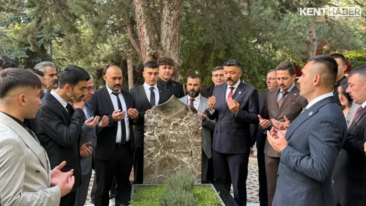 Afyonkarahisar Ülkü Ocakları Başkanı Mesut Çetinkaya ve Yönetimi Ankara’da Başbuğ Türkeş’in Anıt Mezarını Ziyaret Etti