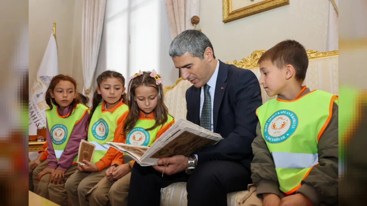 Afyonkarahisar Valisi Dr. Naci Aktaş, İscehisarlı Minik Öğrencileri Valilikte Ağırladı