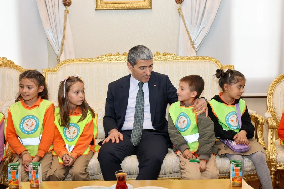 Afyonkarahisar Valisi Dr. Naci Aktaş, İscehisarlı Minik Öğrencileri Valilikte Ağırladı - Detay Görsel 2