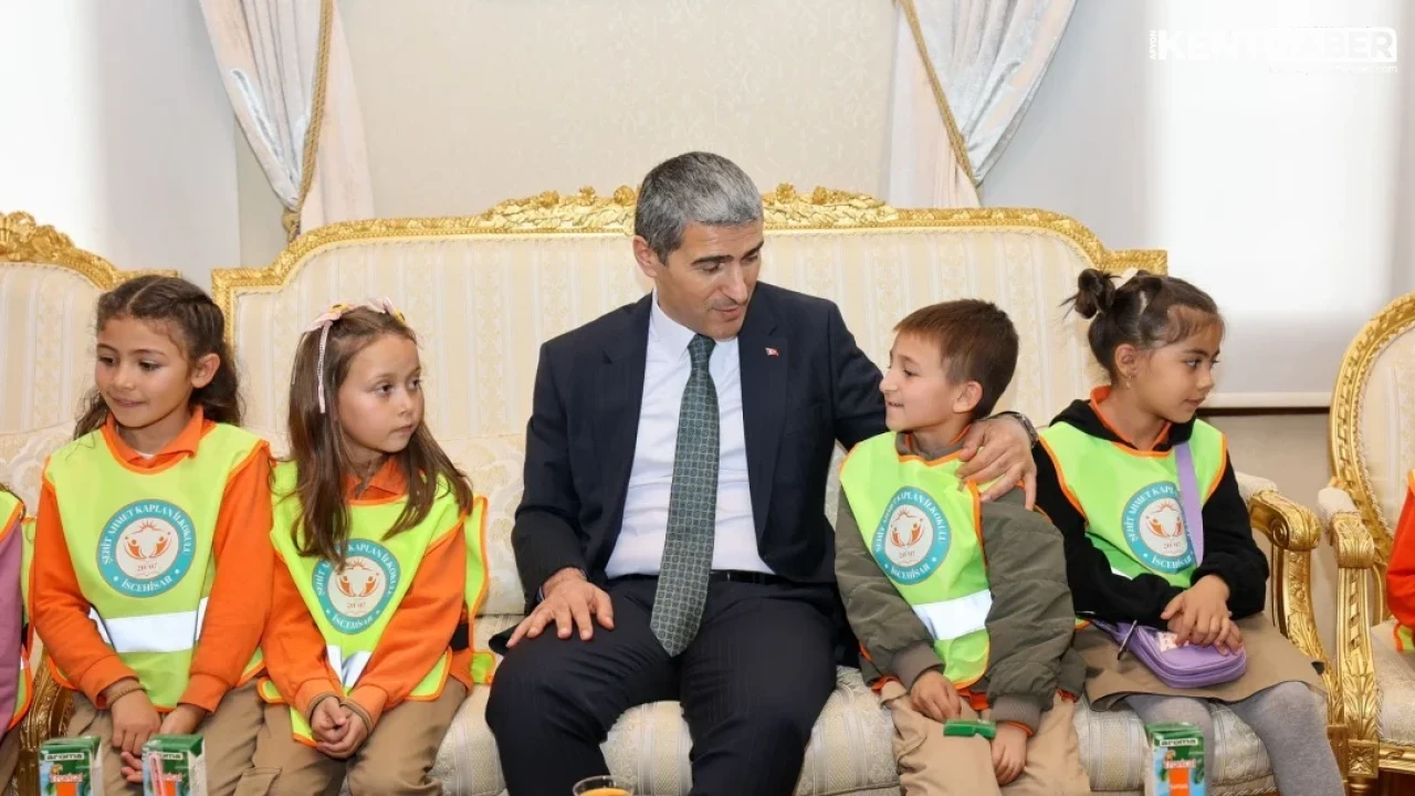 Minik Öğrencilerden Afyonkarahisar Valisi Dr. Naci Aktaş'a Anlamlı Kitap Hediyesi - Detay Görsel 3