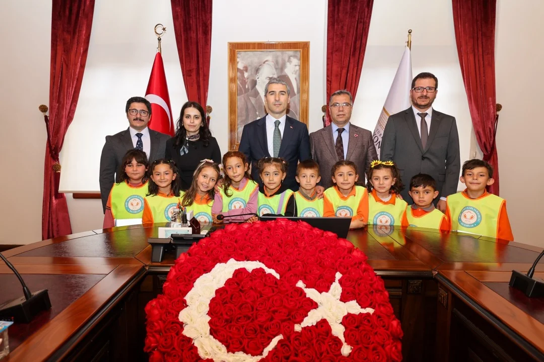 Afyonkarahisar Valisi Dr. Naci Aktaş, İscehisarlı Minik Öğrencileri Valilikte Ağırladı - Detay Görsel 3