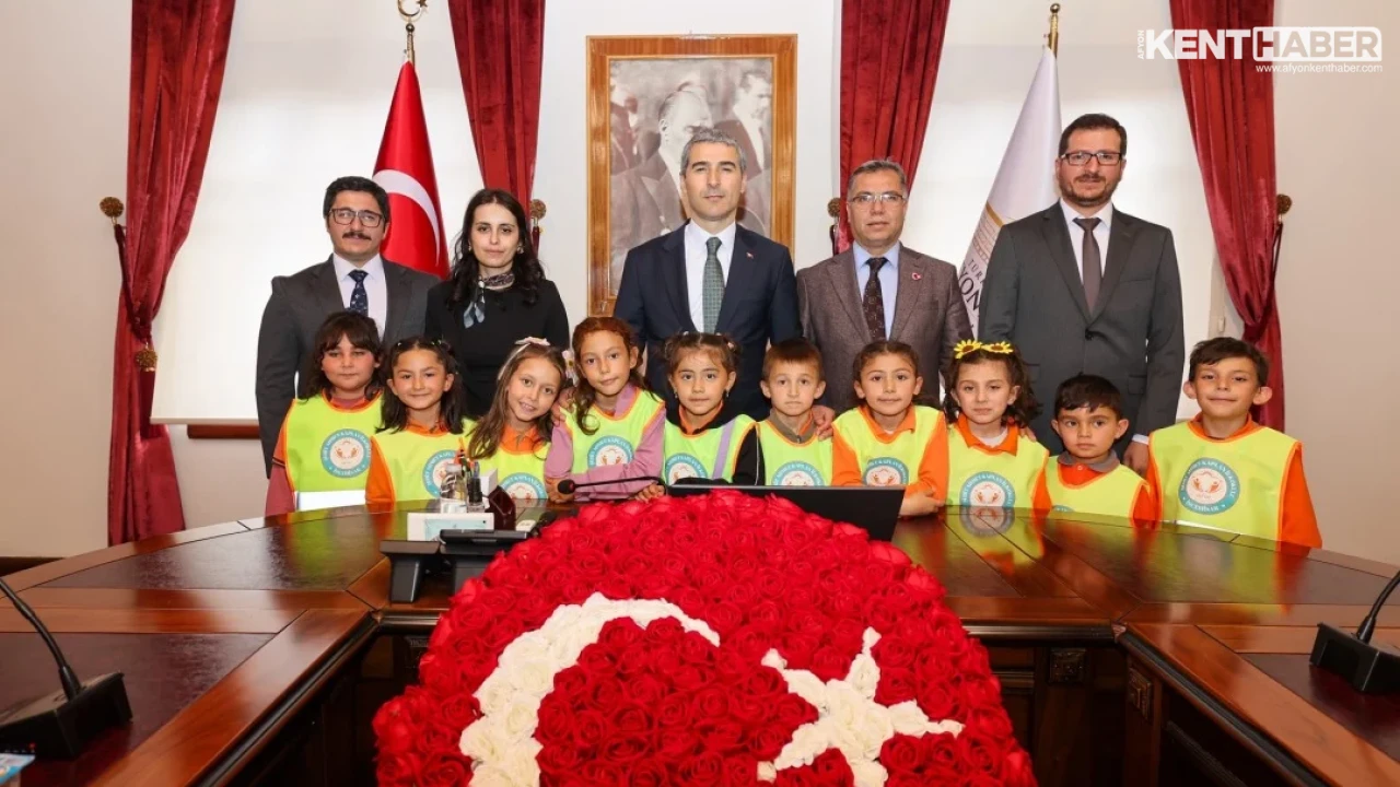 İscehisar Şehit Ahmet Kaplan İlkokulu öğrencilerimiz, atık kâğıtları yeniden değerlendirerek kendi elleriyle ürettikleri kâğıtlardan... - Görsel 3