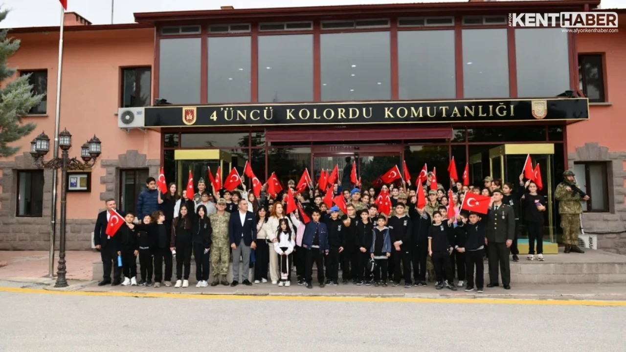 Kara Kuvvetleri Komutanlığı Öğrencileri Mehmetçikle Bir Gün Projesi Kapsamında Kışlalarda Ağırladı - Detay Görsel 3