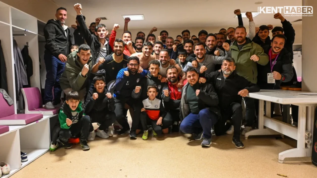 1923 Afyonkarahisarspor’da Zafer Coşkusu: Mor-Beyazlı Takımdan Gurur Dolu Galibiyet Pozu