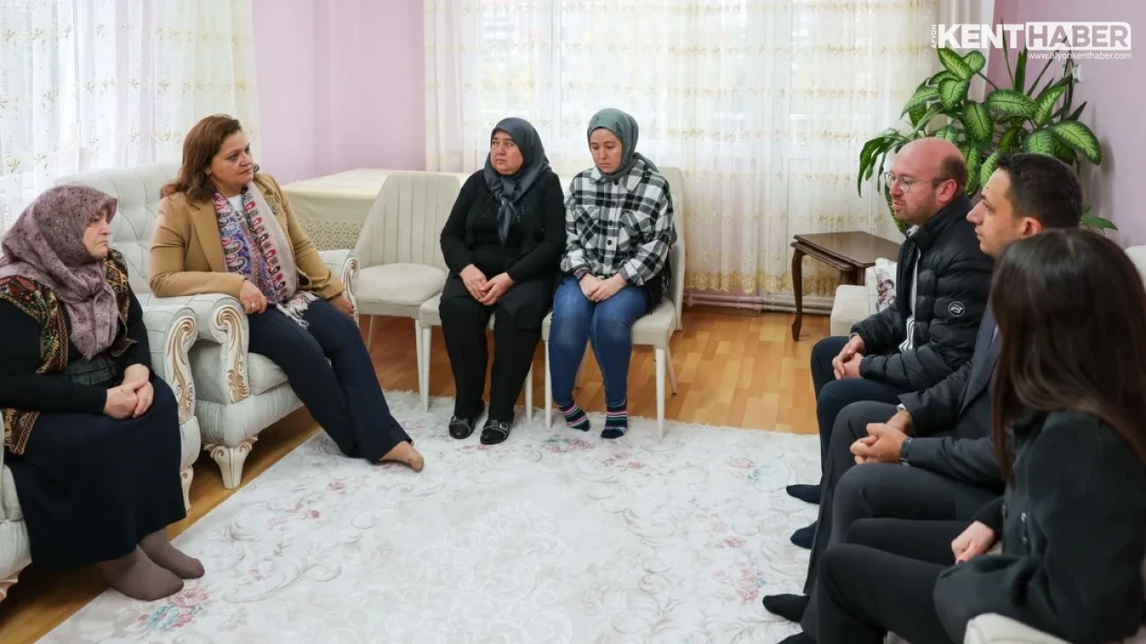 Afyonkarahisar Belediye Başkanı Burcu Köksal'dan Vefat Eden Hemşehrinin Ailesine Taziye Ziyareti - Detay Görsel 2
