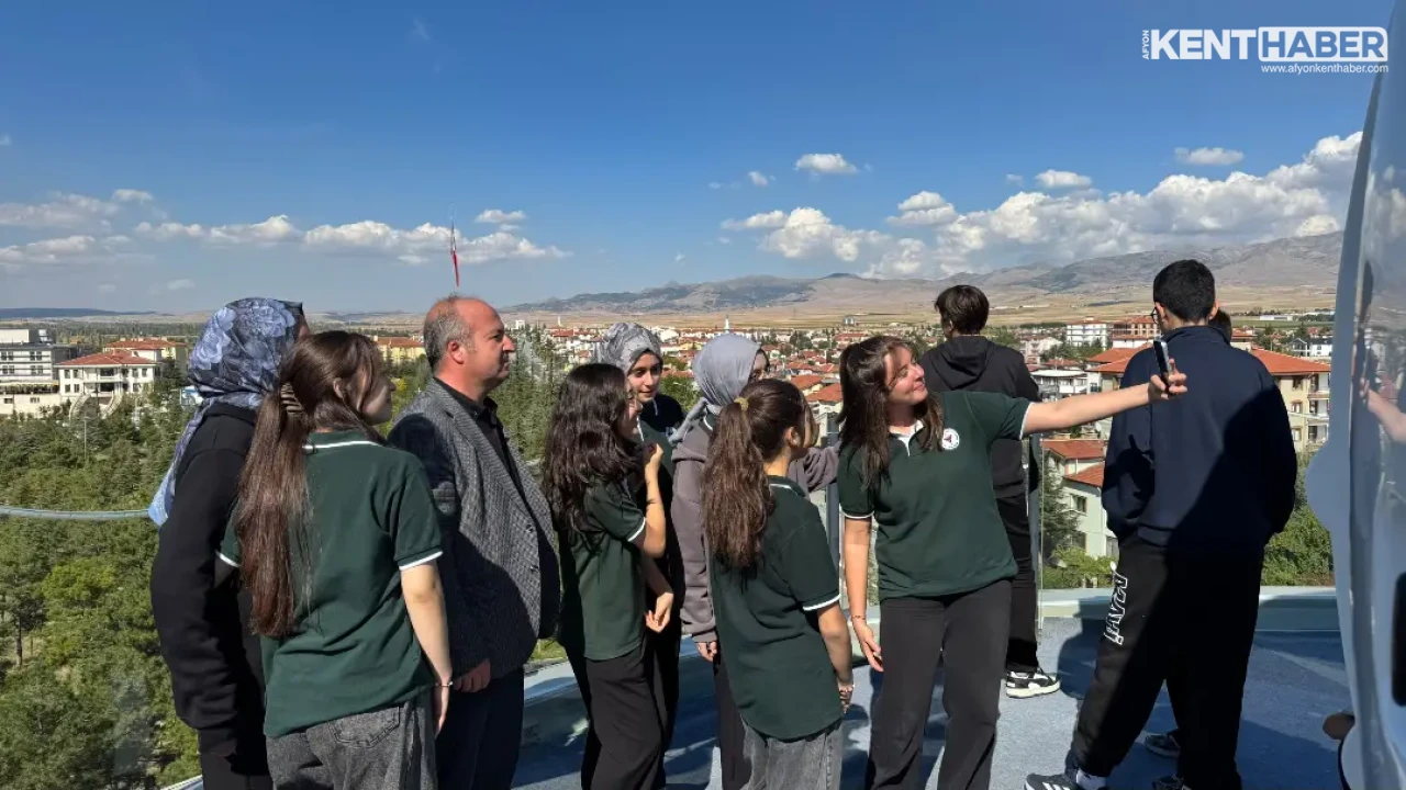 Bolvadinli Gençler Özdemir Bayraktar Horan Bilimevi ve Uzay Gözlemevi'nde Bilim Yolculuğuna Çıktı - Detay Görsel 1