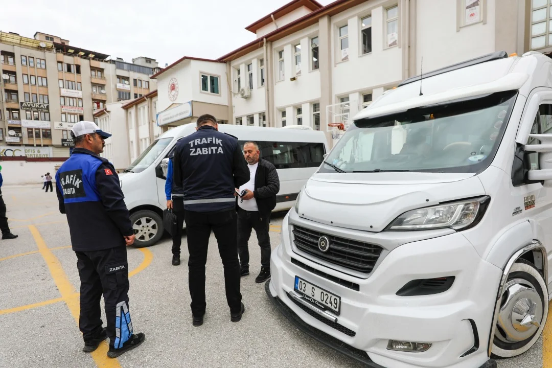 Afyonkarahisar Belediyesi Zabıta Ekiplerinden Okul Servislerine ve Trafiğe Sıkı Denetim